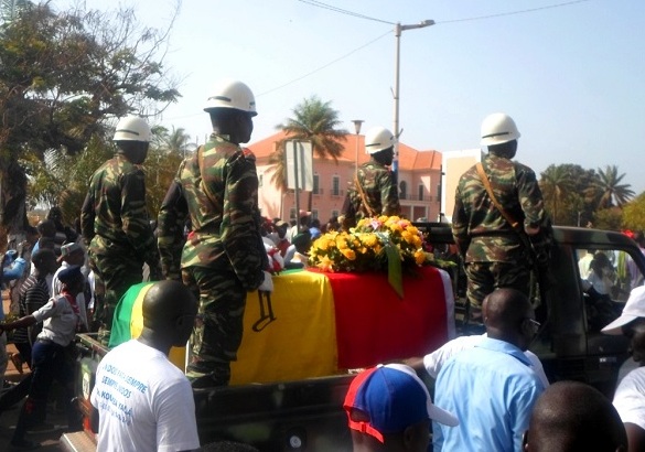 Cercueil de Kumba Yala transporté sur un véhicule de l’armée – crédit photo Abdoulaye Barry